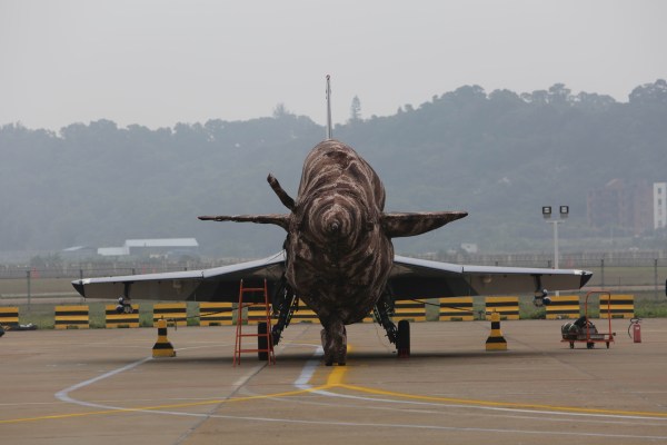 揭秘歼10起飞准备工作 地勤现场装配拉烟罐