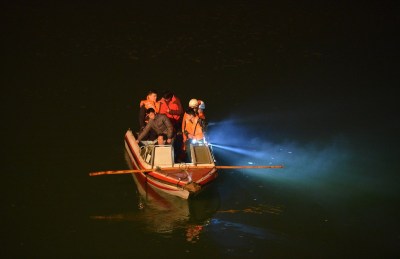 合肥一小型直升机坠入水库 消防连夜救援