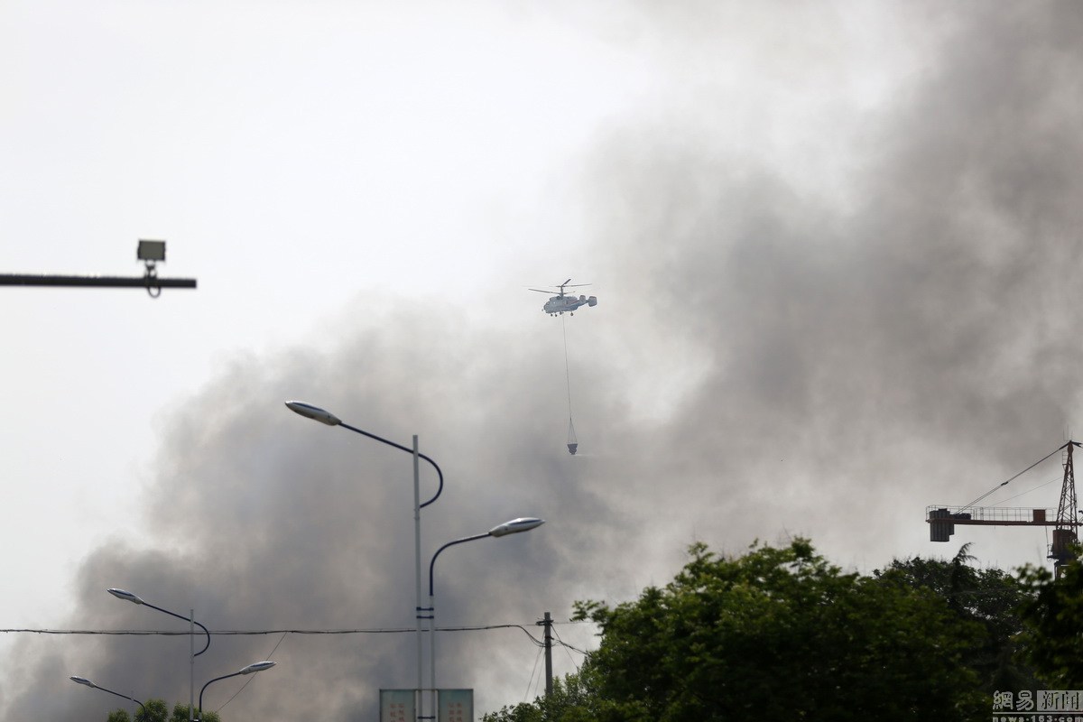 山东平阴伊利乳业大火 现场浓烟滚滚