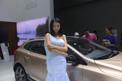 人造车模周文婷自曝照片分享隆胸过程