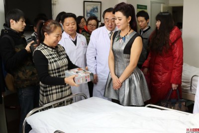 歌手刘晶探访癫痫病人