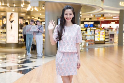 Angelababy现身新加坡机场
