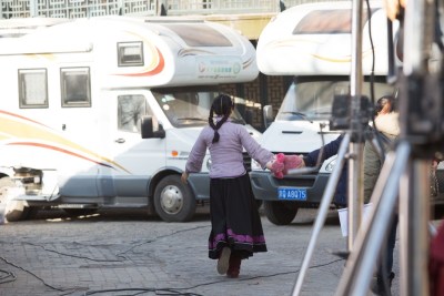 《铁在烧》探班 刘涛扮嫩演少女