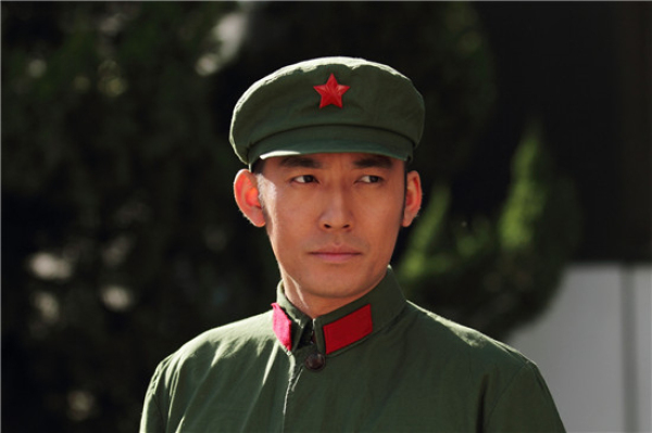 《88路》热播 张博红卫兵装照引怀旧风潮