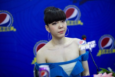 吴莫愁超低胸装扮亮相发布会