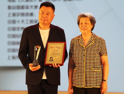 《大轰炸》总制片人施建祥获“特殊贡献奖”