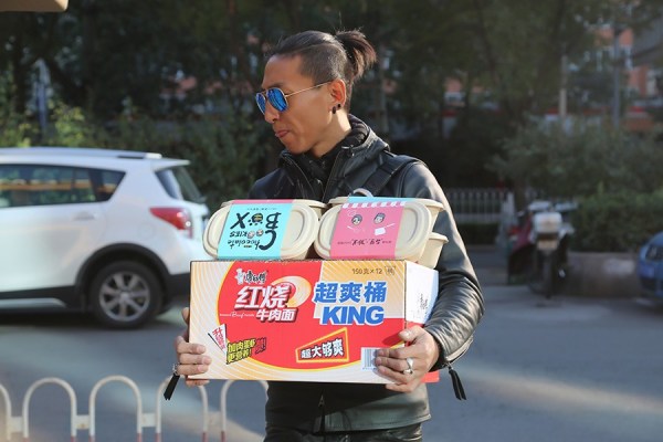 羽泉突袭媒体办公室 出租车上造惊喜