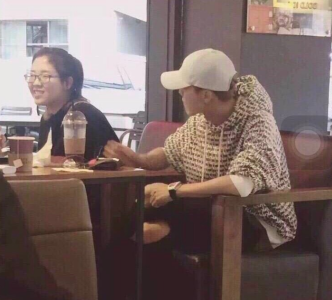 鹿晗下餐馆被偶遇 与网友聊天显随和