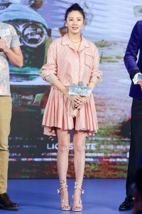 张雨绮露趾凉鞋秀长腿 展示好身材