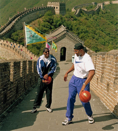 NBA球星登长城合集:新秀乱刻字 T-mac举墙砖