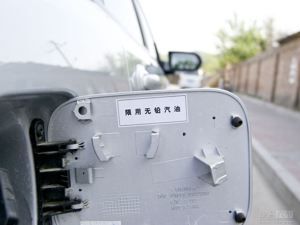别克凯越 2008款 1.8LE MT 油箱盖开启 -凯越 2008款 1.8LE MT 油箱盖高清图片