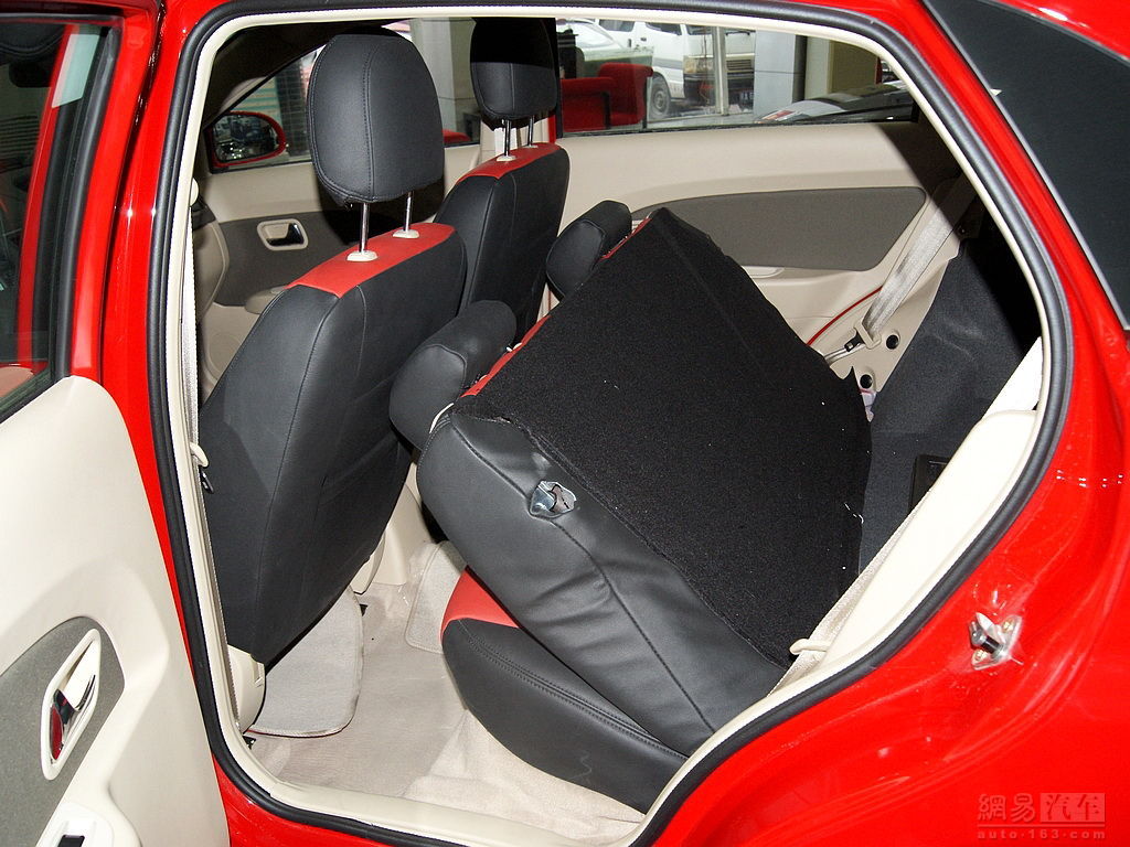 风云2 两厢2010款1.5MT豪华型 后排座椅放倒
