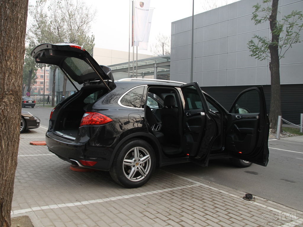 卡宴 2010款 Cayenne S 全部车门打开右后45度