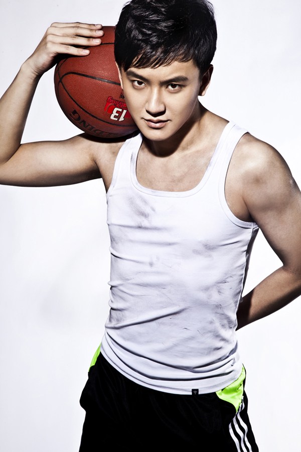 李博化身篮球少年