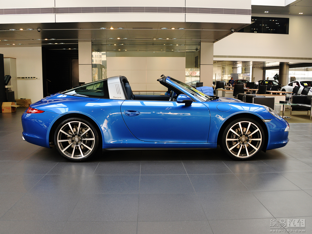 AE33RUG929780008.JPG